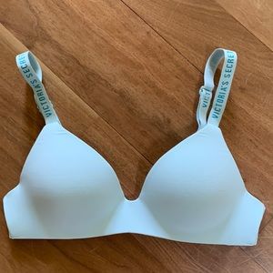 VICTORIA SECRET 34A T-Shirt no wire, Reg or X back bra seafoam green